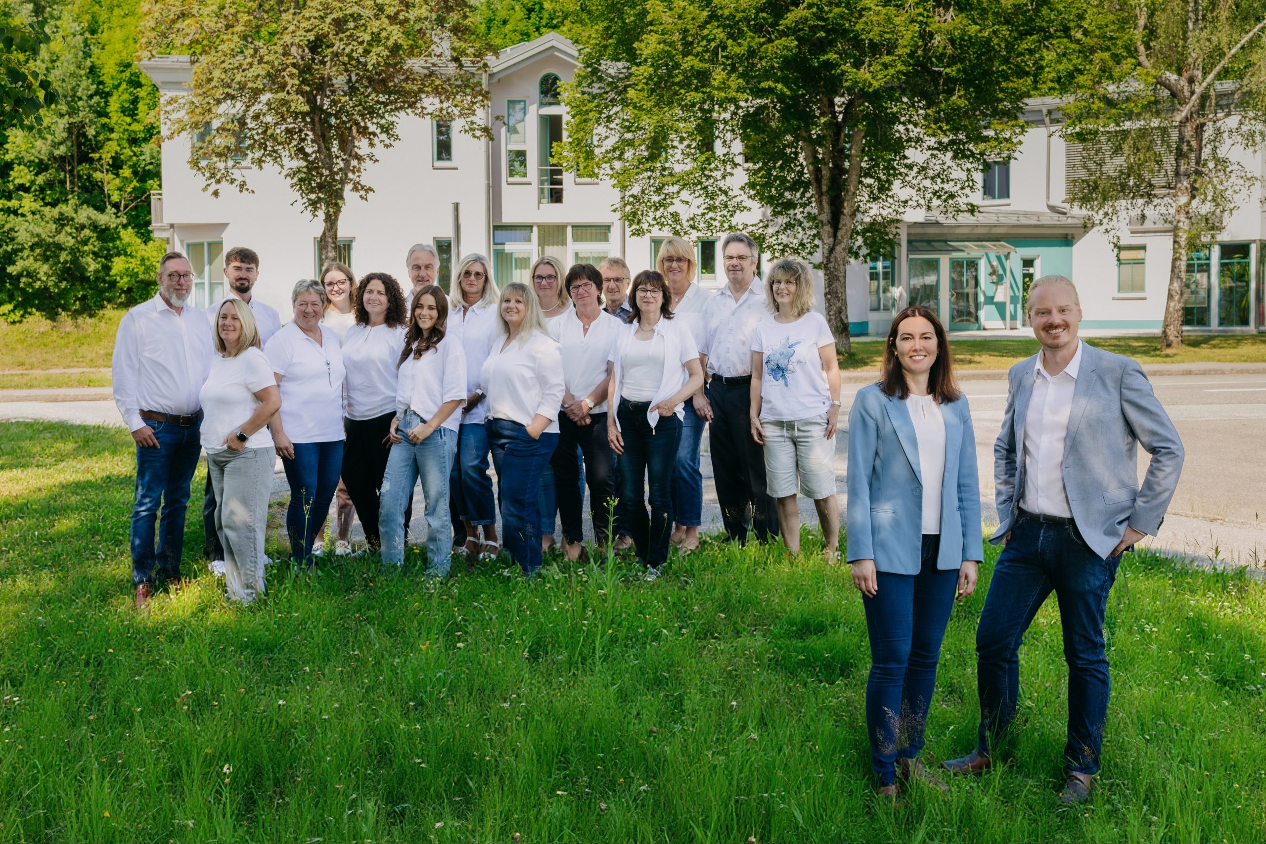 Das Team von Commenta Treuhand mit Tatjana Bartl und Georg Stadler vor der Kanzlei in Zwiesel