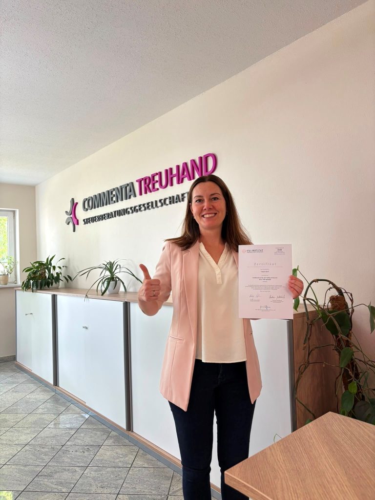 Tatjana Bartl mit ihrem Zertifikat als Fachberaterin für den Heilberufebereich